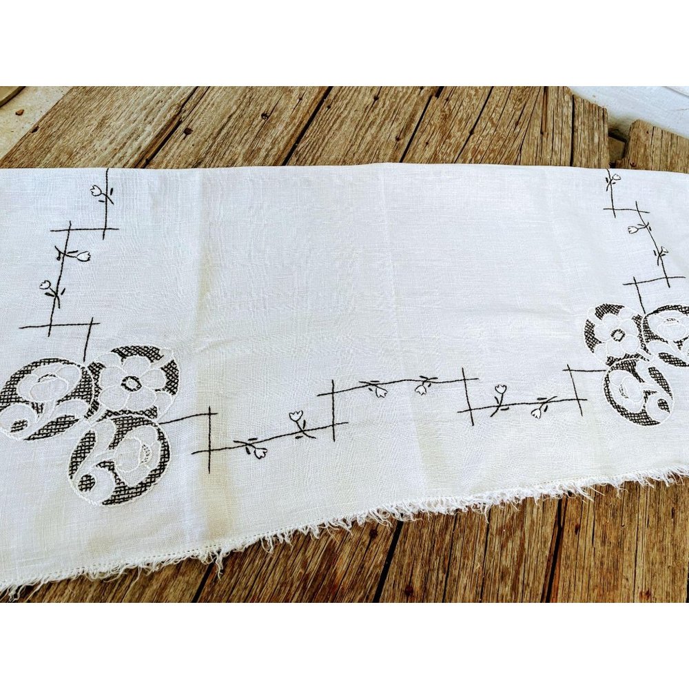 Vintage Flax Linen Embroidery small tablecloth - Picture 9 of 11
